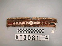 藏品(女子獸牙子安貝額飾)的圖片